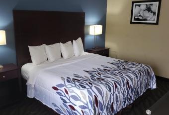 Red Roof Inn Port Allen has rooms with a private hot tub