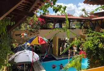 Ap Beirar Mar com Piscina allows 18 year olds to book a room