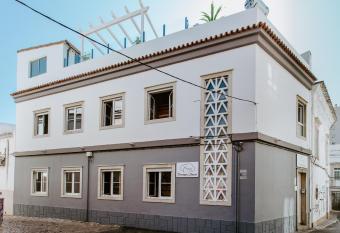 DREAMS HOUSE allows 18 year olds to book a room