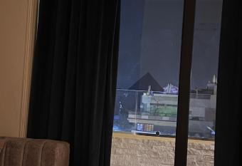 Pyramids Top Inn has rooms with a private hot tub