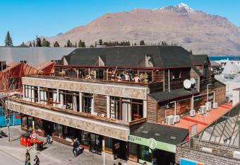 Adventure Queenstown Hostel has Balcony rooms