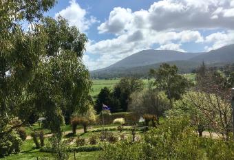 Highfield Cottage has Balcony rooms