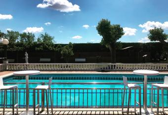 Hotel & Restaurant Figueres Parc allows 18 year olds to book a room