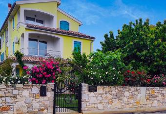 Apartman Mendula has Balcony rooms