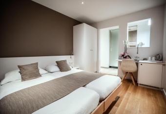 H  tel Elite allows 18 year olds to book a room