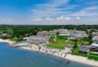 Water's Edge Resort & Spa has rooms with a private hot tub