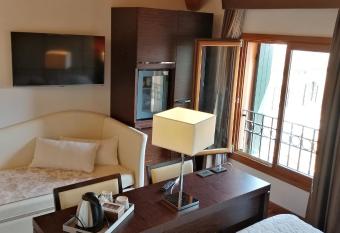 Albergo Minuetto has Balcony rooms