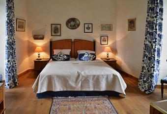 Burg Boetzelaer has rooms with a private hot tub