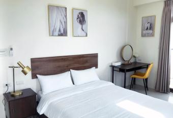 The Corner 10 has Balcony rooms