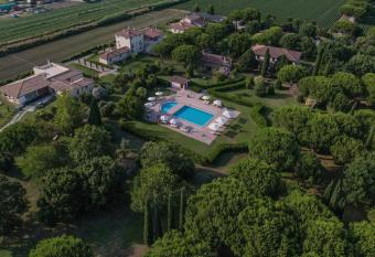 Agriturismo Villa Toscana has rooms with a private hot tub