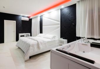 Reggia Suite Spa Hotel has rooms with a private hot tub