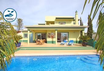 Villa Saint Thomas by Algarve Vacation allows 18 year olds to book a room