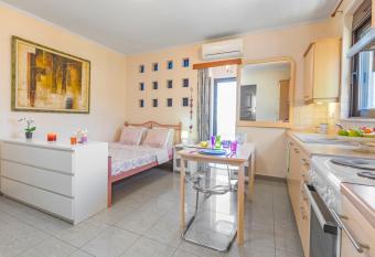 1-Sea view beach studio for 2 in the city centre! allows 18 year olds to book a room