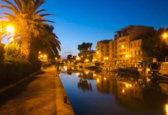 T1 Bis tres proche centre et canal allows 18 year olds to book a room