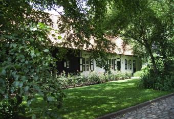 Hotel Landhuis  t Wilgenerf allows 18 year olds to book a room