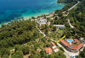 GREEN and BLUE VILLA allows 18 year olds to book a room