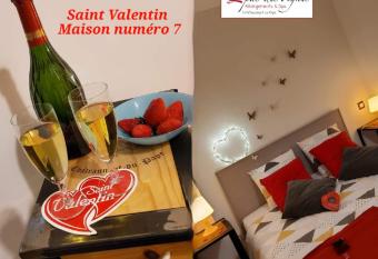 A 2 pas des vignes, h  bergements et SPA,    Ch  teauneuf du Pape, maison num  ro 7 has rooms with a private hot tub