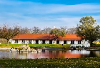 Pann  nia Golf & Country Club has Balcony rooms