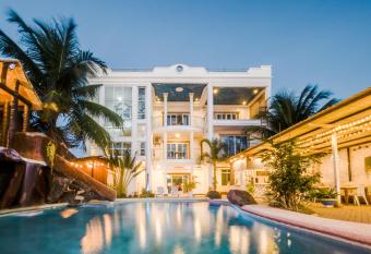 Estrella Del Mar has Balcony rooms
