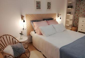 Para  so en la Loma de Santa Pola allows 18 year olds to book a room