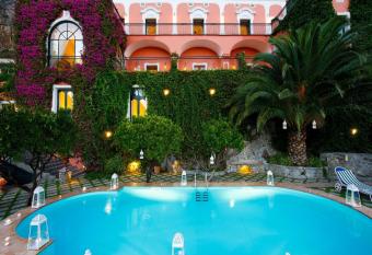 Villa dei Fisici Positano has rooms with a private hot tub