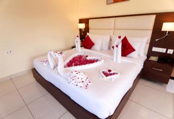 Hotel Indira Nikunj has rooms with a private hot tub