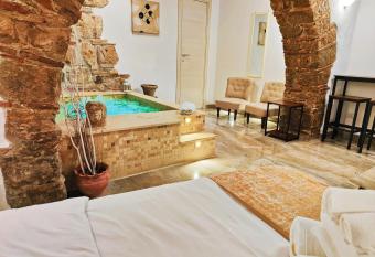 Janara - Arco di Traiano allows 18 year olds to book a room