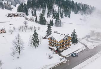 Rifugio Cereda has Balcony rooms