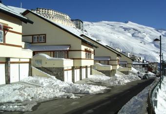 Apartamentos Las Tuyas allows 18 year olds to book a room