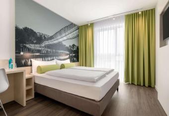 Super 8 by Wyndham Oberhausen am Centro allows 18 year olds to book a room