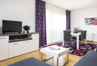 2 bedroom Apt. in the Business Zone- FREE PARKING allows 18 year olds to book a room