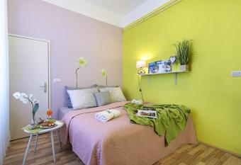 Studio Bojana free parking allows 18 year olds to book a room