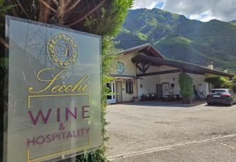 Relais diVINO has Balcony rooms