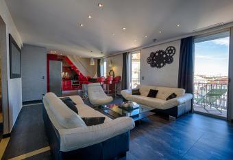 RG Duplex - LRA Cannes has rooms with a private hot tub