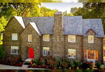 The Manor On Front has Balcony rooms