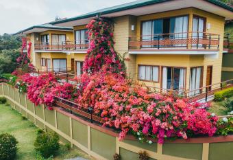Hotel Ficus - Monteverde allows 18 year olds to book a room
