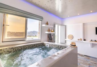 Sunset Faros has rooms with a private hot tub