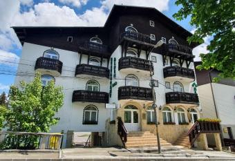 Pensiunea Alpin Predeal allows 18 year olds to book a room