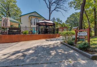 The Whispering Pines Inn has Balcony rooms