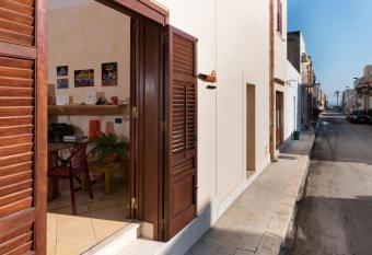 Angolo Arancio Bed & Breakfast allows 18 year olds to book a room