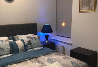 BiverlyHills Holiday Home has Balcony rooms