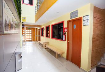 Hotel Lira - S  lo Adultos allows 18 year olds to book a room