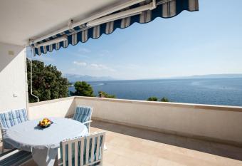 Villa Sarah has Balcony rooms