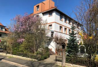 HoteLPension am Thermalbad allows 18 year olds to book a room