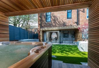 The Alexander - Donnini Deluxe allows 18 year olds to book a room