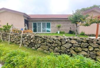 Fongnang Eyeom allows 18 year olds to book a room