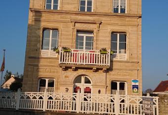 JOYEUX REVEIL allows 18 year olds to book a room