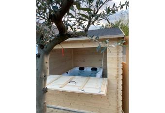 Jacuzzi et Jardin privatif Maison D  tente allows 18 year olds to book a room