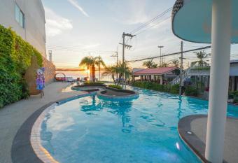 Golden Jomtien Beach Hotel allows 18 year olds to book a room