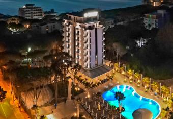 Henry Resort & Spa has Balcony rooms